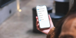 kvinde der kigger på uhabi på sin telefon