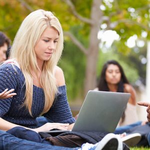 kvinde sidder med pc